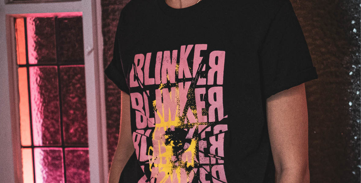  T-Shirt BLICKE, schwarz, pink-gelber Print 